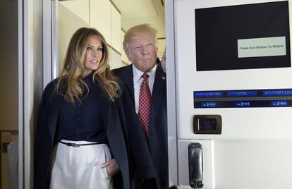Donald Trump, este viernes junto a su esposa, Melania, en el Air Force One.