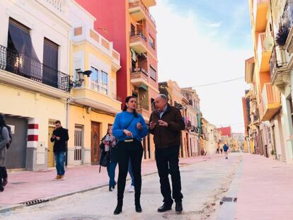 La vicealcaldesa y concejal de Urbanismo de Valencia, Sandra Gómez, con el presidente de la asociación de vecinos del Cabanyal, Félix Estrela.