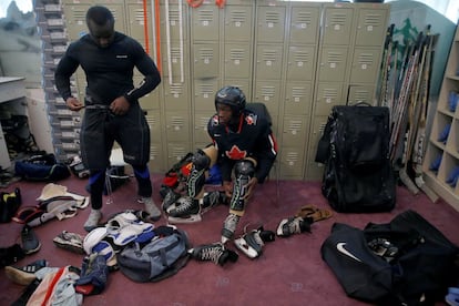 El equipo de hockey sobre hielo durante uno de los entrenamientos en Nairobi, en la única pista de hielo en el este de África, el 24 de enero de 2018.