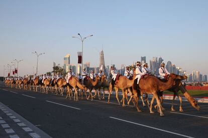 Policías de Qatar sobre camellos desfilan por las calles de Doha, durante los actos organizados con motivo del Día Nacional