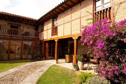 Entrada de La Casona Los G&uuml;elitos.