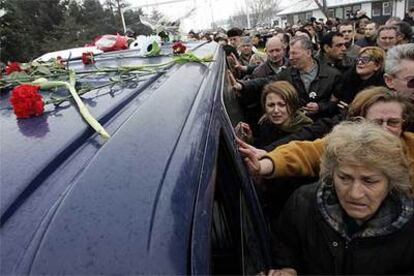 Seguidores de Slobodan Milosevic se agolpan en torno al furgón con el  cadáver del ex dictador,  ayer en Belgrado.