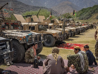 Hombres armados que apoyan a las fuerzas afganas, junto a sus vehículos en Bazarak, en la provincia de Panshir, este jueves.