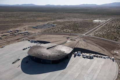 Spaceport Amérca alberga la primera puerta de embarque al espacio exterior en el desierto de Nuevo México. De momento, mientras los vuelos espaciales continúan en fase experimental, la empresa Followthe Sun opera 'tours' guiados al complejo proyectado por Norman Foster, con comentarios sobre lo último en tecnología espacial.