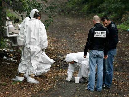 Agentes de la policía judicial y científica francesa inspeccionan los alrededores de la factoría química de Lorette.