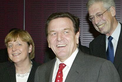 El canciller alemán, Gerhard Schröder, ayer, poco antes del inicio de las negociaciones.