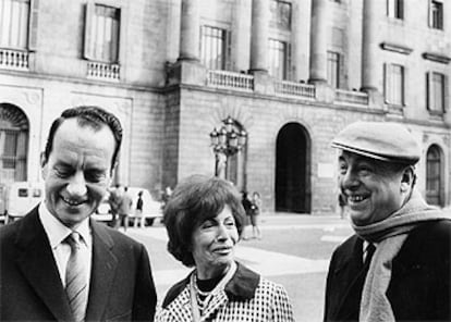 De izquierda a derecha, Esteban Busquets, Matilde Urrutia y Pablo Neruda, fotografiados por Oriol Maspons en Barcelona el 16 de abril de 1967.