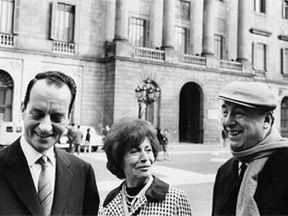 De izquierda a derecha, Esteban Busquets, Matilde Urrutia y Pablo Neruda, fotografiados por Oriol Maspons en Barcelona el 16 de abril de 1967.