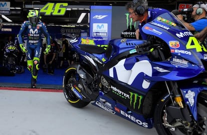 Valentino Rossi sale del box durante los libres del GP de Aragón.