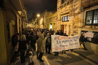 Desenes de manifestants a les portes de Can Vies.