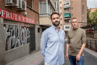 El arquitecto Pablo Arboleda (izquierda) y el fotógrafo Kike Carbajal, autores del libro 'Toldo verde'.