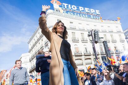 La presidenta de la Comunidad de Madrid, Isabel Díaz Ayuso, durante la manifestación de Sol en contra de la amnistía, el domingo 12 de noviembre.