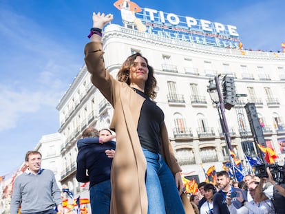 La presidenta de la Comunidad de Madrid, Isabel Díaz Ayuso, durante la manifestación de Sol en contra de la amnistía, el domingo 12 de noviembre.