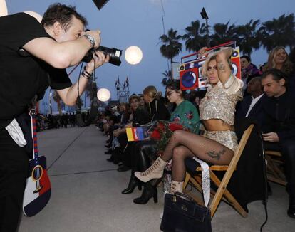 Lady Gaga (30 años, EE UU) aprovechó su sitio privilegiado en la primera fila de la pasarela para posar ante los fotógrafos que esperaban a que empezara el desfile.