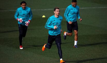 Cristiano Ronaldo junto Keylor Navas y Casemiro durante un entrenamiento.