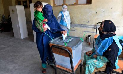 Una mujer vota el sábado en un colegio electoral en Jalalabad.