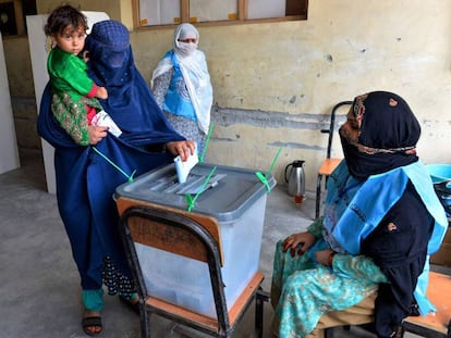 Una mujer vota el sábado en un colegio electoral en Jalalabad.