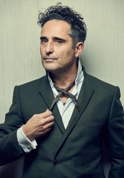 Jorge Drexler posa para ICON vestido de Oteyza, con esos aires melancólicos que cultiva quien se ha dejado la corbata en casa y tiene que usar una servilleta.