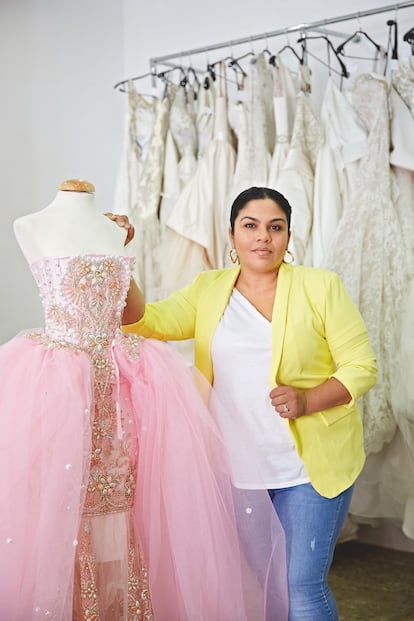 La modista Saray Montoya no solo es una de las artesanas más cotizadas de la moda nupcial gitana, también es estrella de la televisión (Gipsy Kings)
e influencer en Instagram.