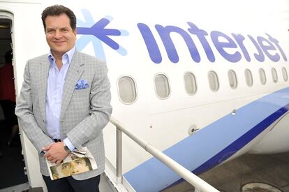 Miguel Alemán, frente a un avión de Interjet