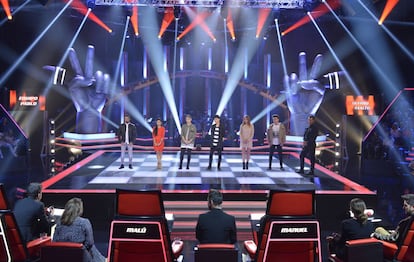 El equipo de Pablo López, con la banda al fondo, en la última gala de 'La Voz'.