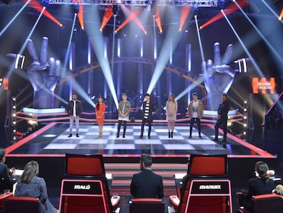 El equipo de Pablo López, con la banda al fondo, en la última gala de 'La Voz'.