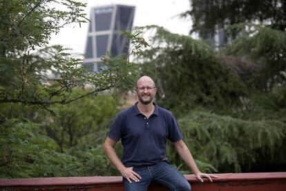 Manuel Franco en la azotea de la Escuela Nacional de Sanidad, en Madrid.