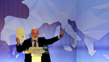El cabeza del lista por el PP a las elecciones europeas del 25 de mayo, Miguel Arias Cañete, muestra el programa electoral en Barcelona.