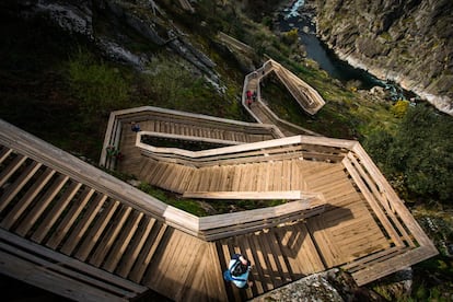 La salvaje zona montañosa del norte de Portugal sería prácticamente inaccesible si no fuera por los  Passadiços do Paiva . Estas pasarelas de madera recorren a lo largo de ocho kilómetros el curso del río Paiva, bordeando montañas y salvando importantes desniveles. Para completar la ruta se requieren varias horas y cierta forma física, sin olvidar de llevar agua suficiente. Están en el municipio de Arouca, en el distrito portugués de Aveiro, y son además un santuario natural de varias especies en peligro. Su recorrido es un viaje por la arqueología, la biología y la geología de esta región al sur de Oporto.