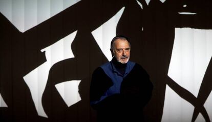 Amat, junto a la pantalla cortina donde se proyecta su videocreación 'Forja', en La Pedrera.