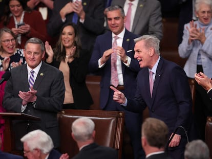 Kevin McCarthy, aplaudido por sus compañeros republicanos, en la sesión de la noche de este viernes.