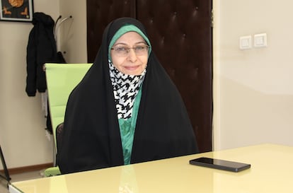 Ensiyeh Khazali, vicepresidenta de Irán para la Mujer y Asuntos de la Familia, en su despacho de Teherán el 8 de febrero de 2023.