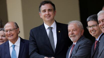 El presidente Lula saluda, en noviembre pasado en Brasilia, a Rodrigo Pacheco, reelegido este miércoles presidente del Senado.