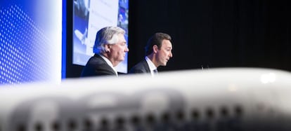 El consejero delegado de Airbus, Fabrice Bregier (dcha), y el director de Operaciones para Clientes de Airbus, John Leahy (izda).