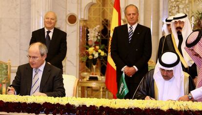 Riad, 9 de abril de 2006. El entonces ministro español de Industria, Turismo y Comercio, José Montilla, y el gobernador de la Agencia Saudí de Inversiones Internacionales (SAGIA), Amr Al Dabbagh, firman un acuerdo que, durante diez años prorrogables, debía proteger las inversiones recíprocas. Les acompañaban el rey Juan Carlos, el rey de Arabia Saudí, Abdullah Bin Abdulaziz Al Saud, y el ministro de Asuntos Exteriores Miguel Ángel Moratinos.
