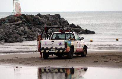 Efectivos de Protecci&oacute;n Civil, ayer en una playa veracruzana.