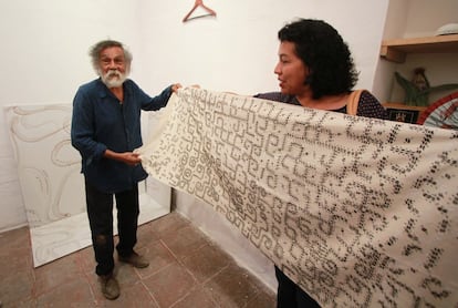 Toledo, en el Instituto de Artes Gráficas de Oaxaca, durante su exposición 'Toledo/CaSa', en 2018. 
