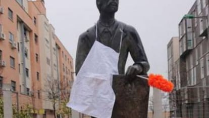 Estatuas de Madrid dedicadas a hombres amanecen con un delantal y un plumero