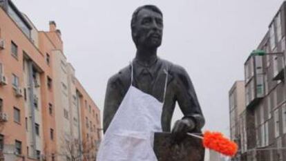 Estatuas de Madrid dedicadas a hombres amanecen con un delantal y un plumero