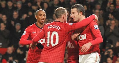 Rooney celebra un gol con Van Persie.