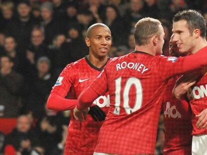 Rooney celebra un gol con Van Persie.
