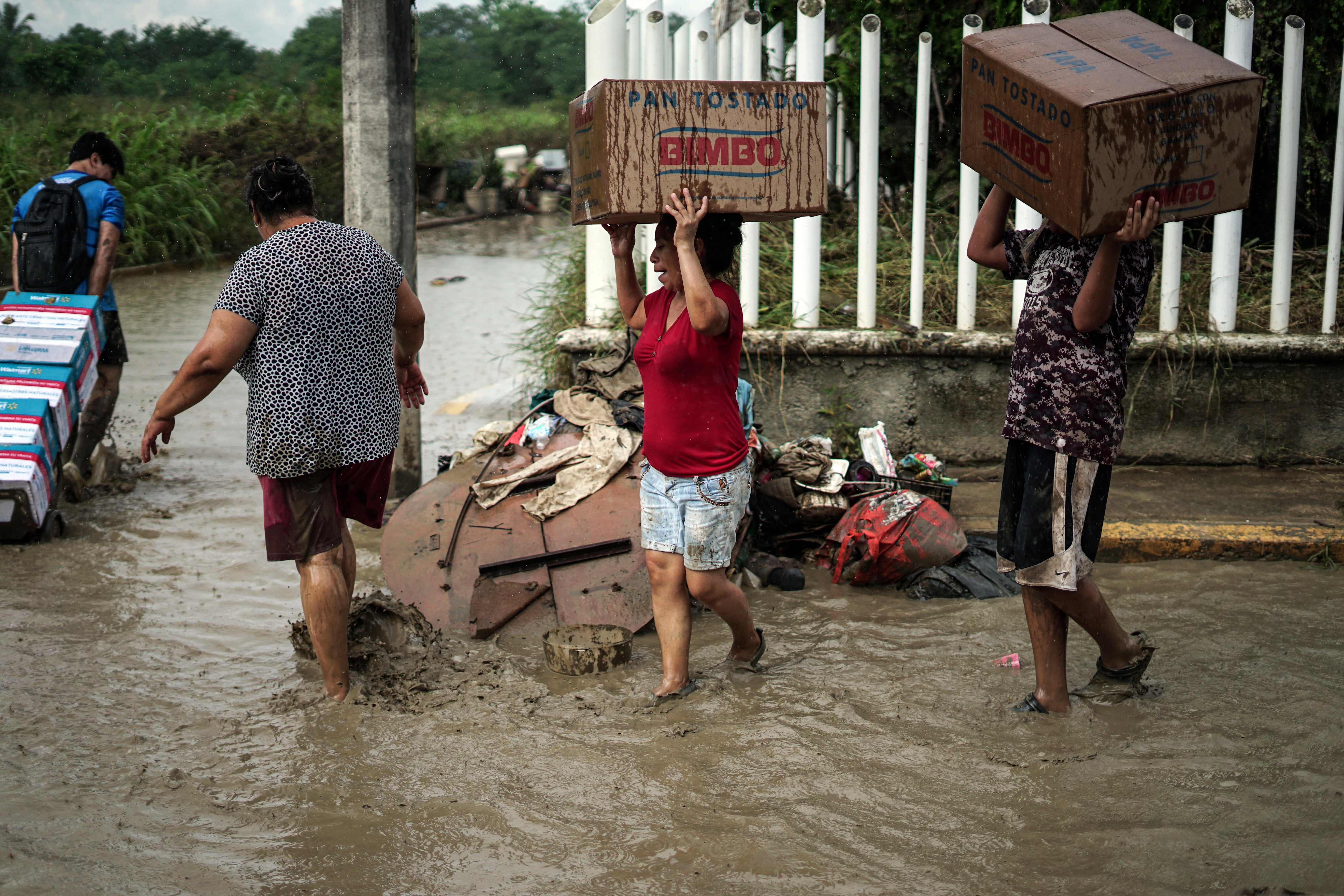 Personas afectadas por las inundaciones en Álamo Temapache, Veracruz, el 14 de octubre.