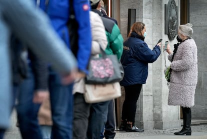 Cola de personas a la entrada de los grandes almacenes KaDeWe para presentar la prueba de vacunación.