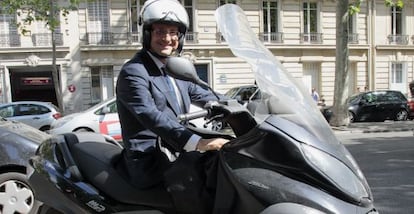 El presidente François Hollande, con su moto por las calles de París.