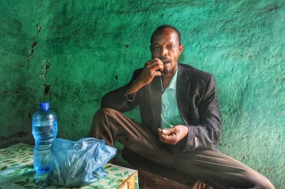 Un hombre masca khat, una de las drogas que más se consume en Etiopía.