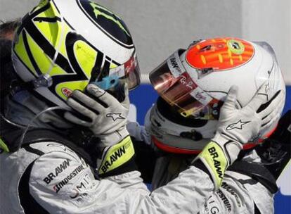 Button, a la izquierda, y Barrichello celebran el doblete de Brawn en Monza.