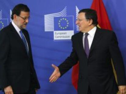 El presidente del Gobierno, Mariano Rajoy (i), es recibido por el presidente de la Comisi&oacute;n Europea (CE), Jos&eacute; Manuel Durao Barroso, antes del encuentro celebrado en la sede de la CE en Bruselas, B&eacute;lgica.