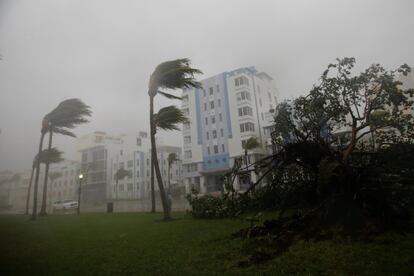 El fuerte viento golpea sobre Ocean Drive en Miami.