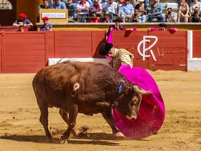 El diestro Sánchez Vara, frente a uno de los toros de Reta.