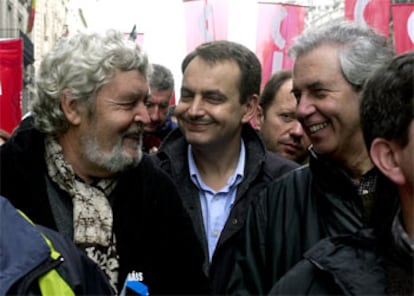 El portavoz del Bloque Nacionalista Galego, Xosé Manuel Beiras, el secretario general del PSOE, José Luis Rodríguez Zapatero, y el secretario general del PSdeG, Emilio Pérez Touriño, conversan durante la manifestación.